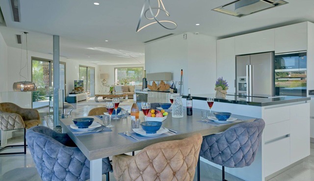 Wonderful private villa for 8 people with private pool, hot tub, A/C, WIFI, TV and patio
