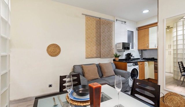 Your Barcelona Base: Cozy Apt by Sant Pau & Metro w/AC & Balcony