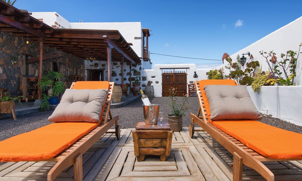 Tajaste House | Exklusives Landhaus mit Garten und überdachter Terrasse sowie schöner Aussicht by Interhome