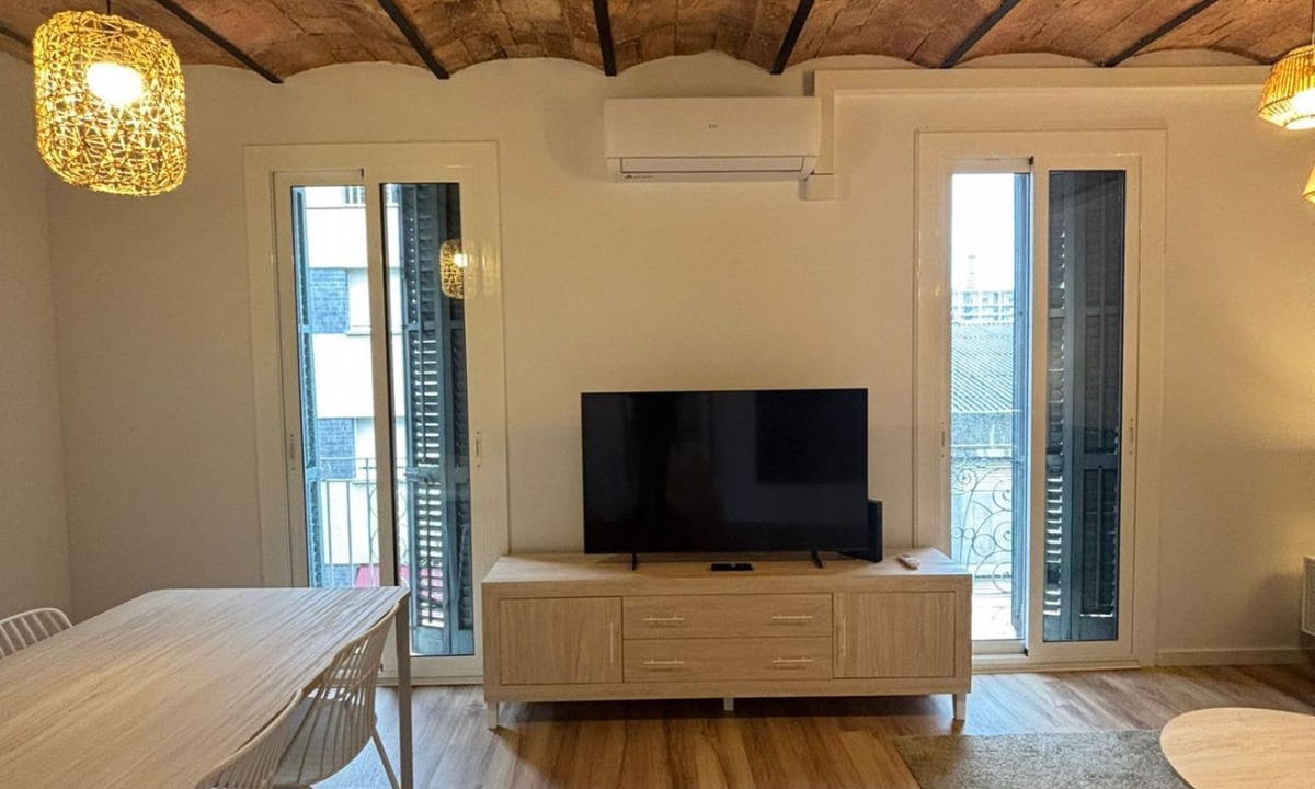 El Poble-sec Apartment | Bright 2 bedroom apartment located in the most attractive area of Barcelona. It is located in the heart of Poble Sec, the coolest neighborhood with the best tapas restaurants in Barcelona. Just 4 minutes from the subway and 10 minutes from Las Rambl