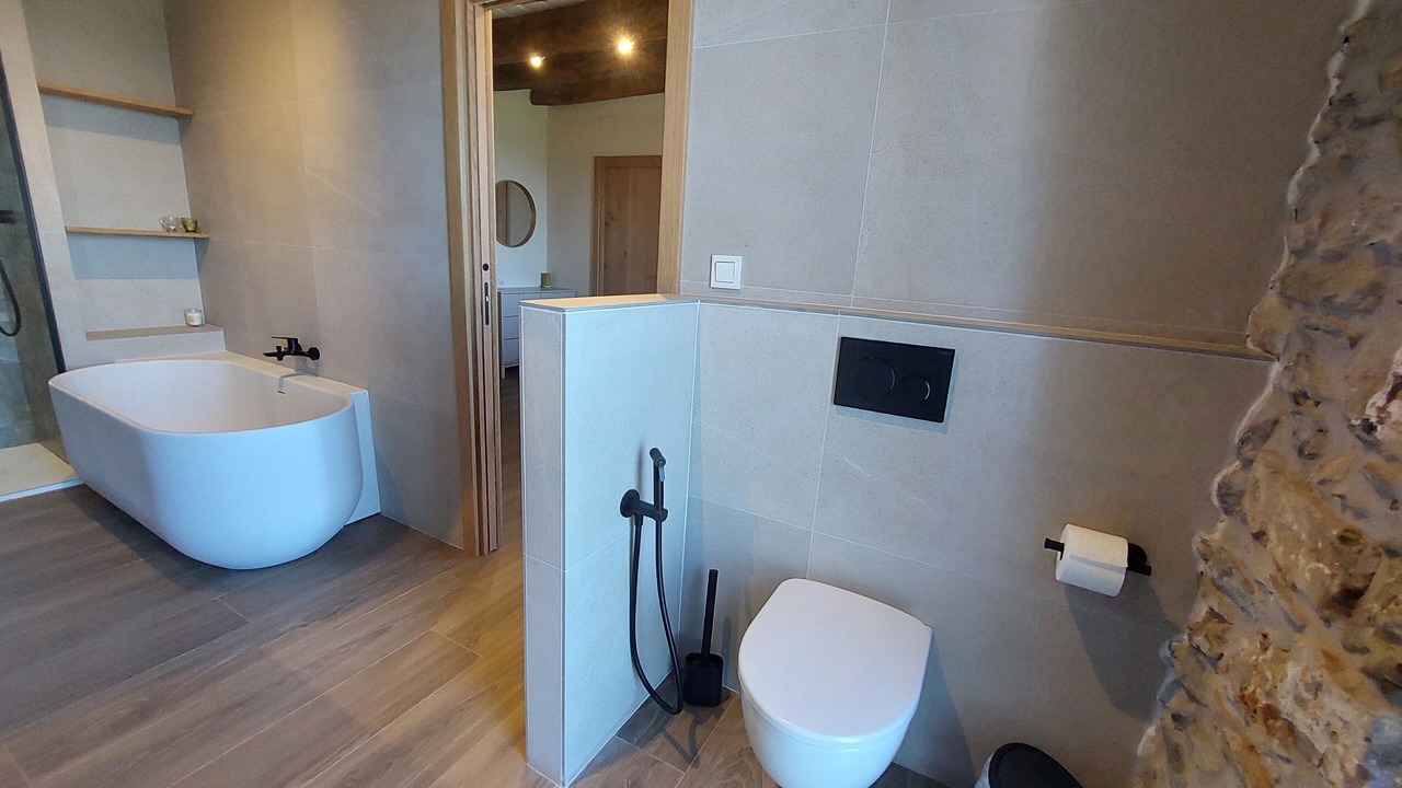 Photo of Bathroom in Aia