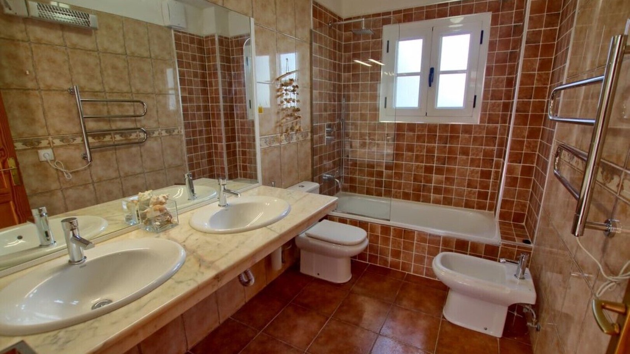 Photo of Bathroom in Tias