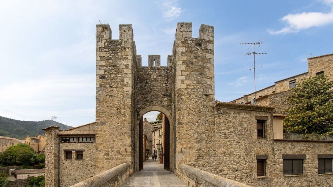 Photo of Others in Besalu
