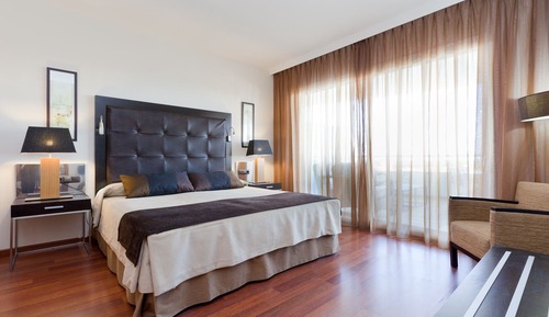 Suite (living room)