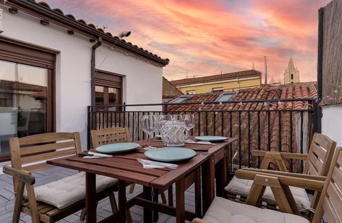 Old Town Apartment | -Housing León- Gaudí Attic