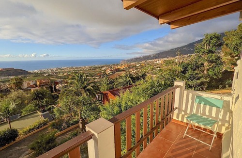 Las Arenas Apartment | Apartment on a green finca with views of the sea and the mountains