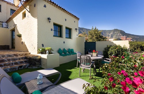 Los Realejos Apartment | SECLUDED, SUNNY, COZY, RURAL CASITA LA BRENDA WITH FREE WIFI & OPEN FIREPLACE