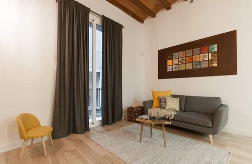 Gothic Quarter Apartment | Unpack your bags, take a deep salty breath, inhale the sea in, and wonder at the magic of Barcelona