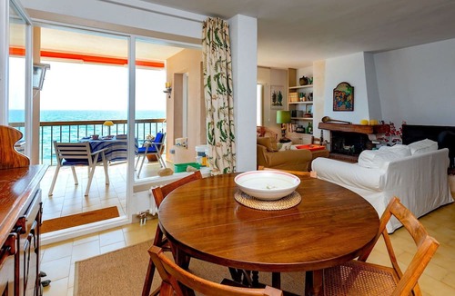 Sant Andreu de Llavaneres Apartment | Cosy apartment for 6 people with pool, WIFI, TV and balcony