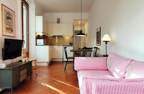 Gothic Quarter Apartment | Bright 1-Bed Apartment on La Rambla, Barcelona. RJ