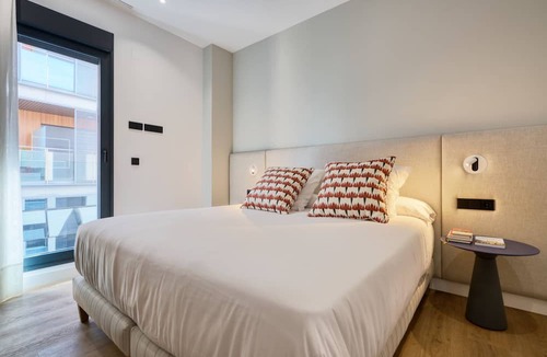 La Buhaira Apartment | Modern, bright with terrace and free parking