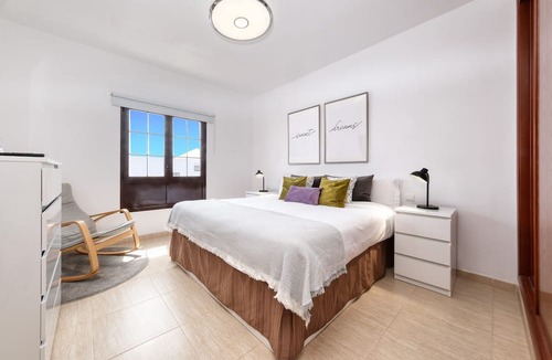 Costa Teguise Apartment | Vacation Apartment 'Casa Yare, Shared Pool, Air-con' with Sea View, Wi-Fi and Air Conditioning