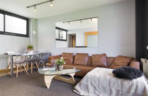 Sant Gervasi Apartment | Apartment in Sarrià Pedralbes w/Balcony for 6