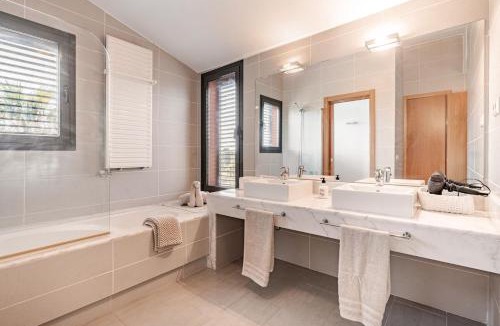 Bonmont Terres Noves Villa | Family Home Pool & Beach, Port Aventura, BBQ, Bonmont Golf