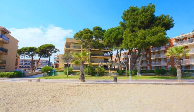 Beachfront Apartment for 4 people with Air Conditioner - UHC TXINGUDI 139