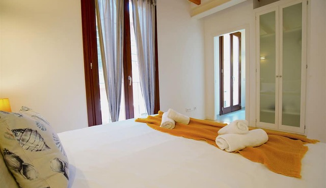 Central Apartment with AC, Wifi, Shared Terrace, Balcony and Bright