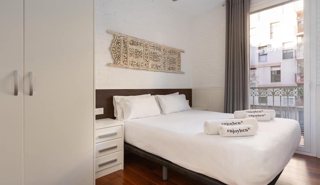 Next to the Sagrada Família with terrace and shared swimming pool and privileged views.
