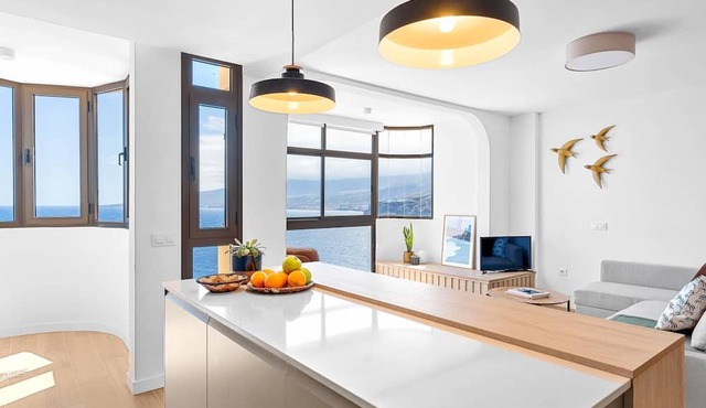 Stylish Apartment with Stunning Views & Parking